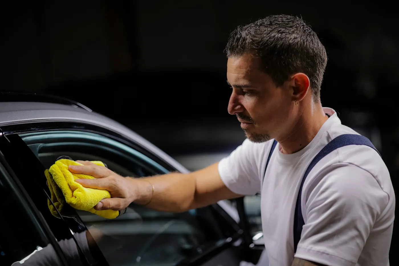 Acabamento profissional de vidro automotivo em Brasília