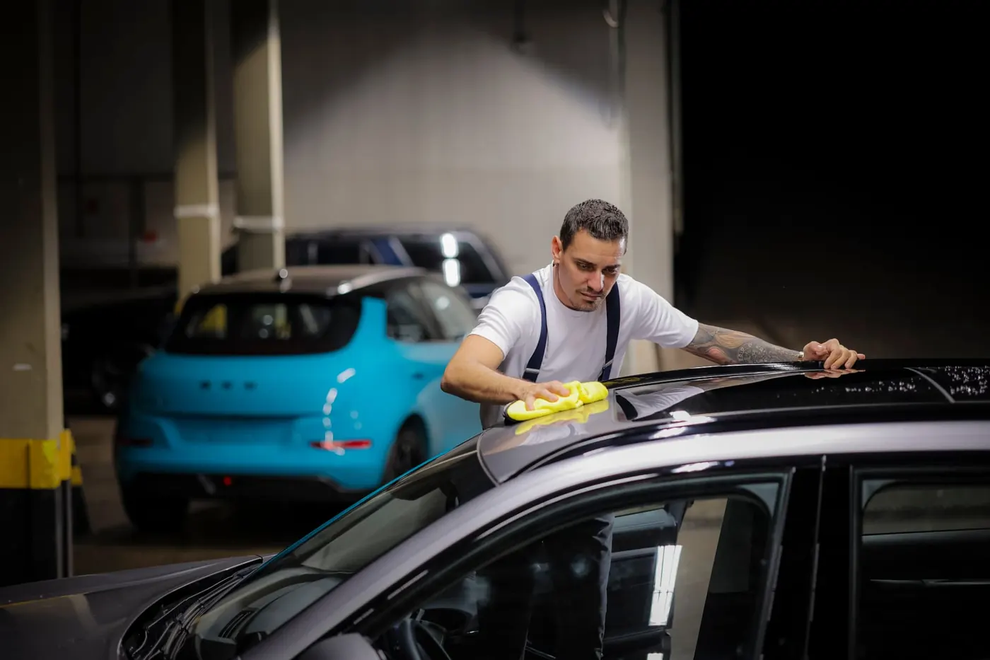 Acabamento profissional no teto de veículo em Brasília
