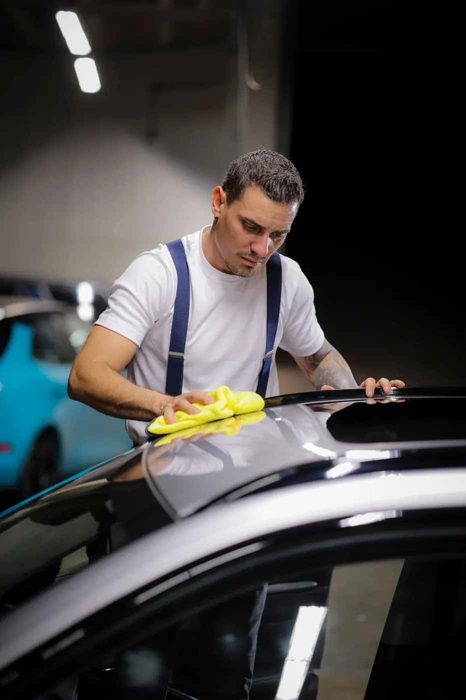 Especialista da Adesivos Brasília realizando acabamento automotivo