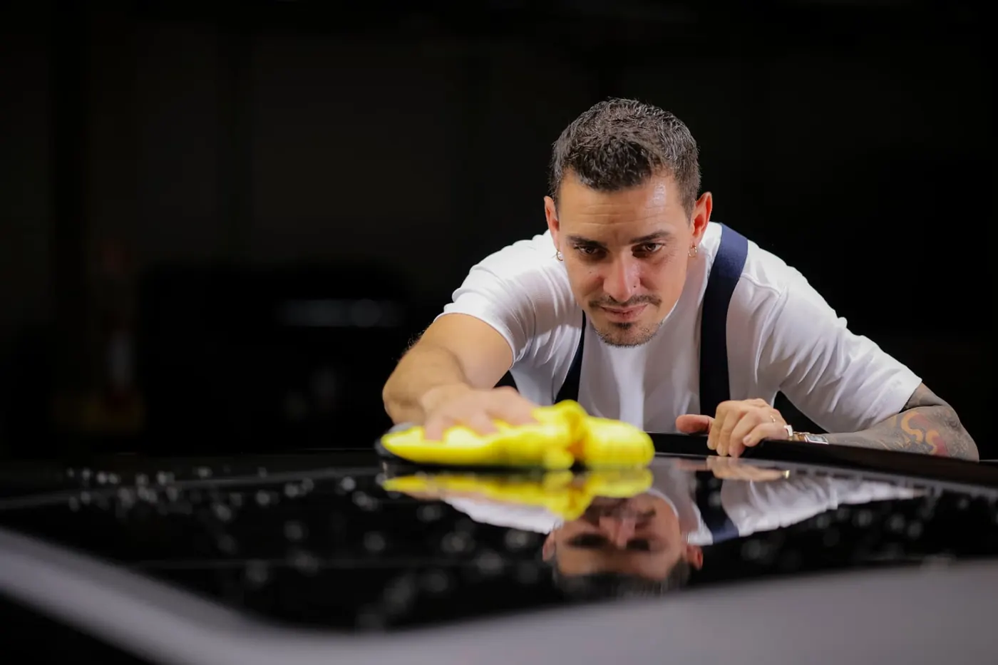 Polimento cuidadoso em superfície Black Piano automotiva