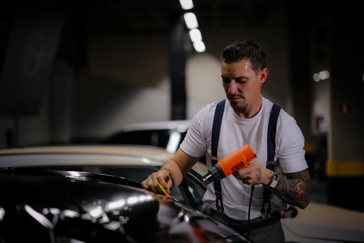 Aplicação de vinil Black Piano com soprador térmico em Brasília